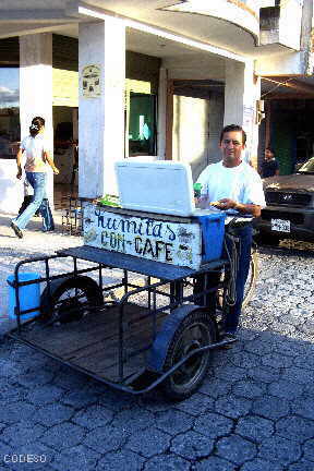 Venta ambulante de las famosas "Humitas con Café" Puyo - Provincia de Pastaza