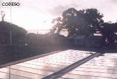 Blick von oben auf Sonnenkollektoren - Gemeinschaft Pichangal - Esmeraldas