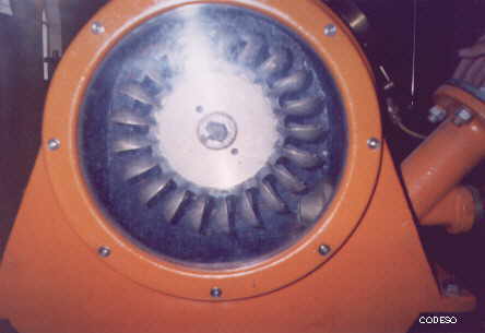 Turbina Peltontrabaja con alta presión y un caudal relativamente pequeño 