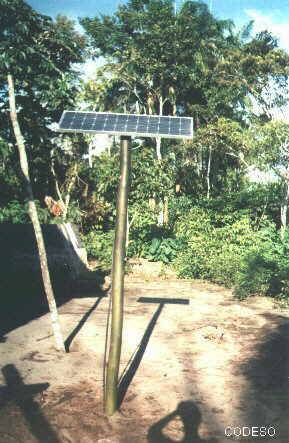 Un panel solar en un poste (para no instalar en el techo de paja de la casa).El panel puede ser posicionado manualmente hacía el sol (para generar más energía) 