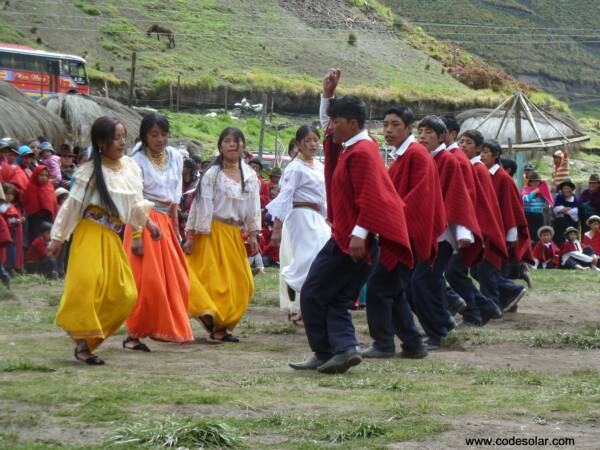 Presentación de bailes típicos por los alumnos