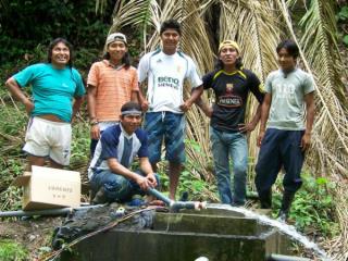 Instalación de la bomba solar en Sharamentsa, Pastaza, Ecuador