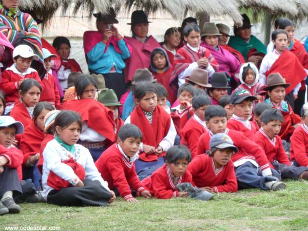 Niñas, niños y padres de familia en las presentaciones