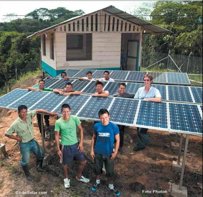 Peter May sistema de 1,6 kilovatios que alimenta tres bombas de agua que proporcionan agua potable limpia Curaray  Photon