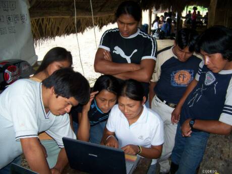 Energía eléctrica solar usada para la computadora comunal en las provincias Morona Santiago y Pastaza Región Amazonica Ecuador Sudamérica