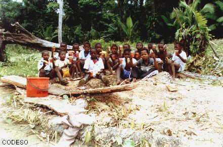 Kinder von Pampanal in den Brunnen
