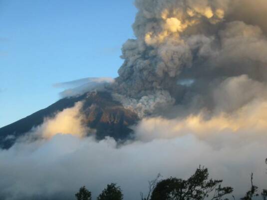 Fotografía que muestra el inicio de los flujos piroclásticos volcano Tungurahua Ecuador