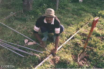 Tecnólogo Robert instalando la tubería agua acometida